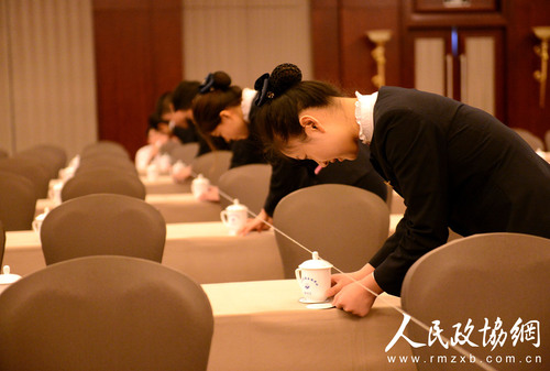 工作人员在仔细布置会场2.记者 齐波摄
