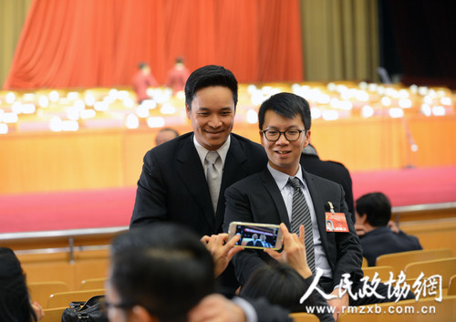1月26日下午，政协北京市第十二届委员会第三次会议闭幕。会议通过政协北京市第十二届委员会第三次会议关于常务委员会工作报告的决议，通过政协北京市第十二届委员会第三次会议政治决议。图为闭幕会前，委员们拍照留念。记者 齐波 摄_副本