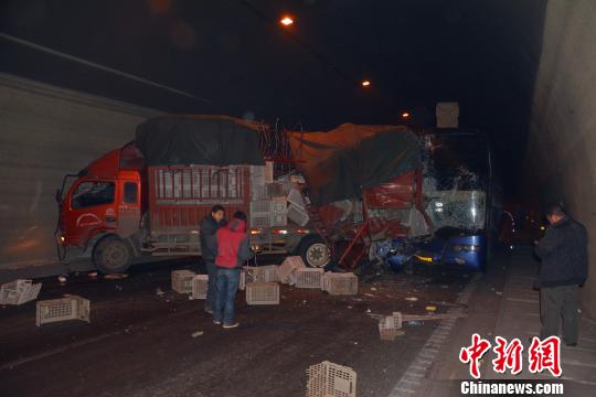 沪渝高速一货车隧道起火 浓烟过大致多车追尾2