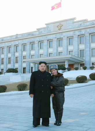 金正恩与女飞行员亲切合影(图片来源：劳动新闻)