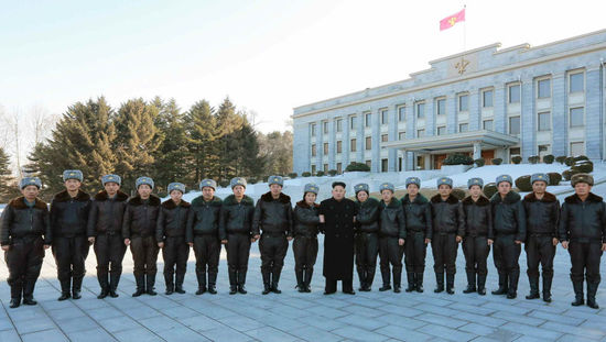 金正恩与飞行员集体合影(图片来源：劳动新闻)