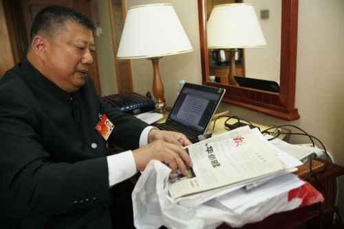 李崴在北京驻地完善他的提案（2月27日摄）。