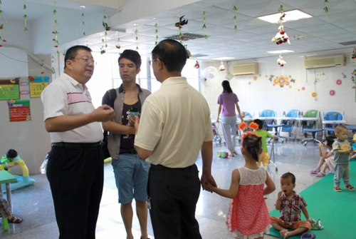 这是2013年6月2日，李崴（左一）带领志愿者到广州市社会（儿童）福利院参加公益活动，捐赠儿童用品的资料照片。