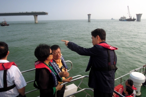 这是2014年4月25日，李崴（右二）在调研港珠澳大桥建设情况的资料照片。