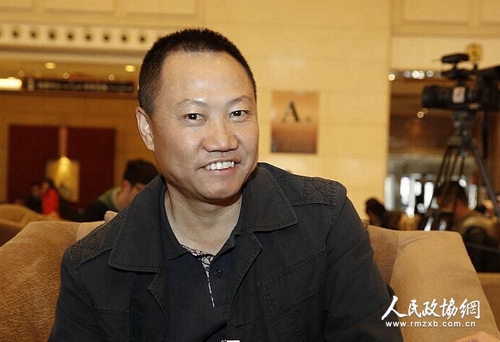 全国政协委员、四川省旅游局副局长郑学炳接受采访。 中国青年网记者 张炎良摄_副本