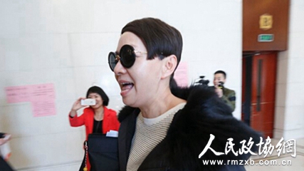 12时30分左右，全国政协委员、演员宋丹丹现身北京会议中心驻地大厅。张炎良 摄