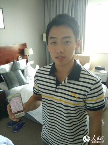 （图为邹凯展示手机人民网新闻 人民网刘瑞刚摄）