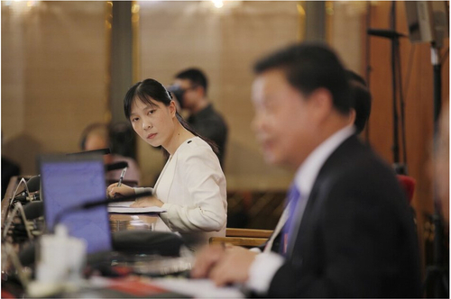 2015年03月02日，北京，全国政协十二届三次会议召开新闻发布会。全国政协新闻发言人吕新华在回应反腐问题上表示，党和政府以及人民群众在反腐问题上的态度是一致的，并且使用了网络热词“任性”以及“铁帽子王”，这些词难住现场翻译。