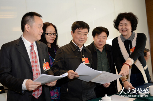 15A3月6日，民建界别小组讨论政府工作报告。图为民建委员施耀忠（左一）钟瑛（左二）、龚立群（左三）、郑锦春（右二）、王爱俭(右一）在一起交流政府工作报告。本报记者 田福良摄