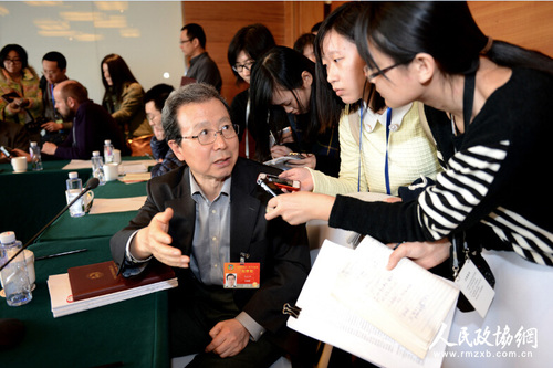 20A3月6日，中外友好界别小组会结束后程永华委员接受中外记者采访 本报记者 田福良摄