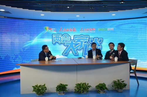 “两会大家谈”活动现场。全国人大代表、南开大学校长龚克(左二)、全国人大代表、贵州大学校长郑强(右一)、全国人大代表、集宁一中校长李一飞(右二)、中国传媒大学教授、博导、移动互联网研究所所长曹三省(左一)。 苏贺 摄