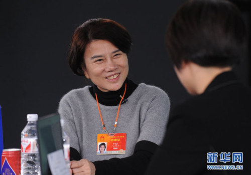 2015年3月9日，全国人大代表、格力集团董事长董明珠做客新华访谈2015全国两会特别节目，谈“让创新成为企业发展新常态”。图为董明珠在访谈现场。 新华网 陈竞超 摄