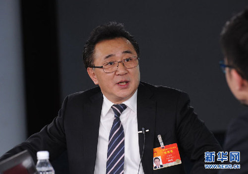 2015年3月10日，全国人大代表、安徽省蚌埠市委副书记、市长白金明做客新华访谈，与网友分享他对依法治国、依法行政的体会和期待，以及介绍建设法治蚌埠的规划部署。图为白金明在访谈现场。 新华网 陈竞超 摄