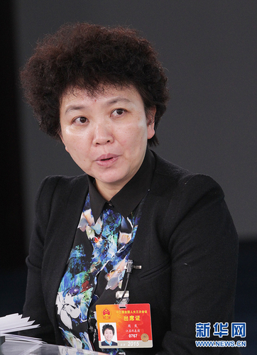 2015年3月10日，全国人大代表、江苏省住房和城乡建设厅厅长周岚作客新华网。图为嘉宾回答问题。