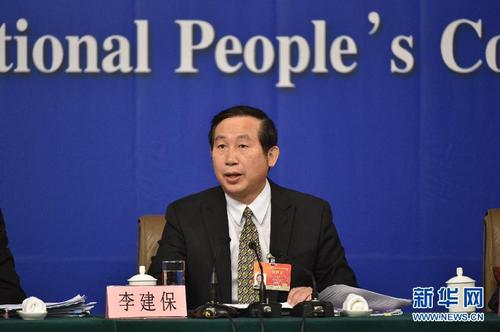 3月13日，十二届全国人大三次会议新闻中心举行记者会，邀请谢和平、沈健、罗伟其、李建保、郑强等5位全国人大代表就“完善高等教育治理结构”的相关问题回答中外记者提问。这是李建保在回答记者提问。新华社记者 李然 摄