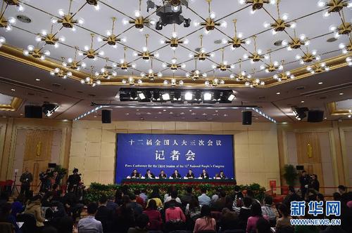 3月13日，十二届全国人大三次会议新闻中心举行记者会，邀请谢和平、沈健、罗伟其、李建保、郑强等5位全国人大代表就“完善高等教育治理结构”的相关问题回答中外记者提问。新华社记者 李然 摄1