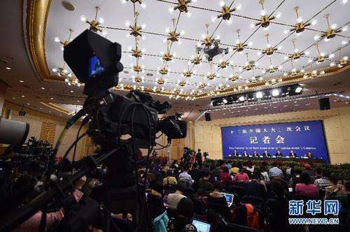 3月13日，十二届全国人大三次会议新闻中心举行记者会，邀请谢和平、沈健、罗伟其、李建保、郑强等5位全国人大代表就“完善高等教育治理结构”的相关问题回答中外记者提问。新华社记者 李然 摄3