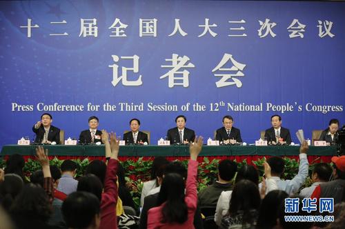 3月13日，十二届全国人大三次会议新闻中心举行记者会，邀请谢和平、沈健、罗伟其、李建保、郑强等5位全国人大代表就“完善高等教育治理结构”的相关问题回答中外记者提问。新华社记者 沈伯韩 摄