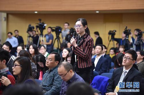 3月13日，十二届全国人大三次会议新闻中心举行记者会，邀请谢和平、沈健、罗伟其、李建保、郑强等5位全国人大代表就“完善高等教育治理结构”的相关问题回答中外记者提问。这是记者在现场提问。新华社记者 李然 摄