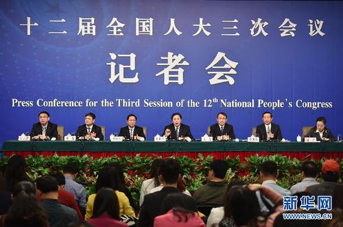3月13日，十二届全国人大三次会议新闻中心举行记者会，邀请谢和平、沈健、罗伟其、李建保、郑强等5位全国人大代表就“完善高等教育治理结构”的相关问题回答中外记者提问。这是李建保在回答记者提问。新华社记者 李然 摄1