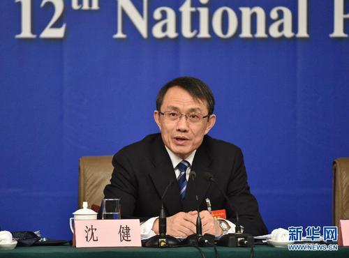 3月13日，十二届全国人大三次会议新闻中心举行记者会，邀请谢和平、沈健、罗伟其、李建保、郑强等5位全国人大代表就“完善高等教育治理结构”的相关问题回答中外记者提问。这是沈健在回答记者提问。新华社记者 李然 摄