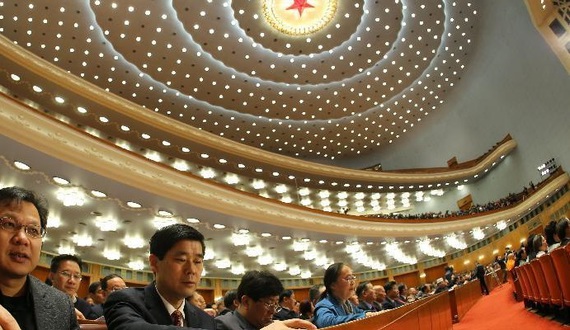 全国政协十二届三次会议闭幕 政协委员在会上表决
