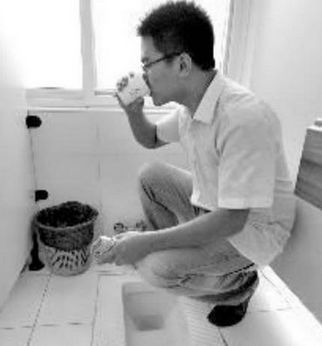 实习生喝洗厕所水遭质疑3