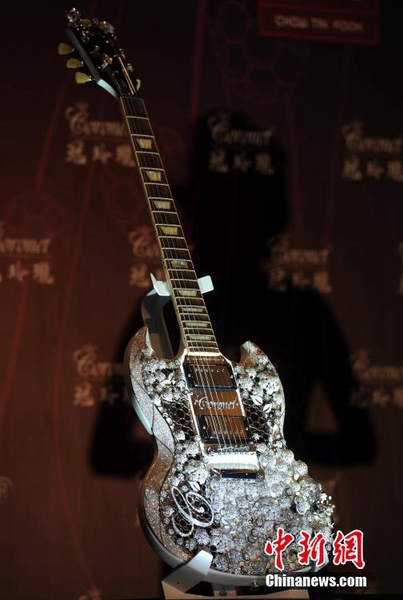 4月8日，身价超过200万美元的吉他亮相香港庆祝酒会。音乐人雷颂德获珠宝品牌邀请担任设计师，以400卡钻石镶嵌于1.6公斤的18K组成钻石吉他，成功创造“吉尼斯世界纪录”，获“最高价值吉他”殊荣。_副本