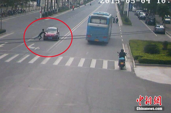5月4日，游客梁先生开车经过港口区西湾路十字路口时，遭遇一名男子碰瓷。碰瓷男子在离车子6米远的地方徘徊。当车开到十字路口时，男子向前扑倒在地。