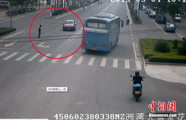 5月4日，游客梁先生开车经过港口区西湾路十字路口时，遭遇一名男子碰瓷。碰瓷男子在离车子6米远的地方徘徊。当车开到十字路口时，男子向前扑倒在地。1