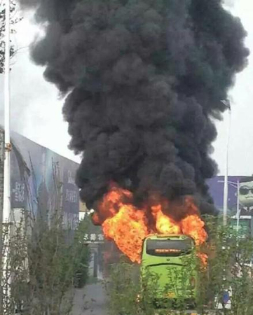 早高峰燕郊进京814路公交车着火-系人为纵火2