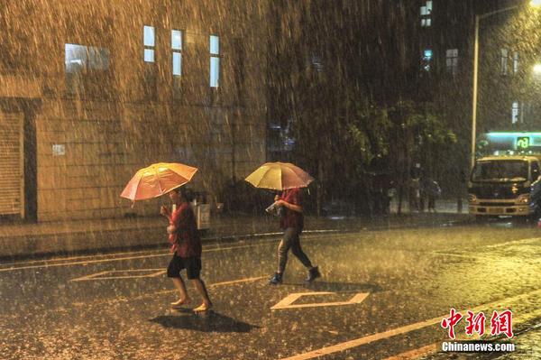 　5月4日，暴雨突袭广州，环市路旁边的地下隧道一片汪洋。当日19时至21时，受强雷雨云团影响，广州中心城区出现强雷雨，并伴有7级左右阵风和雷电，全市降水超270毫米。 中新社发 陈骥旻 摄1