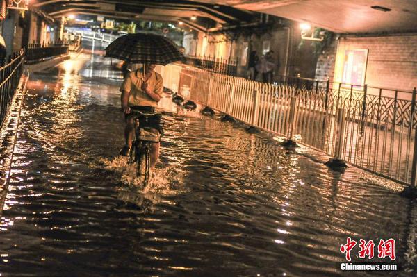 5月4日，暴雨突袭广州，环市路旁边的地下隧道一片汪洋。当日19时至21时，受强雷雨云团影响，广州中心城区出现强雷雨，并伴有7级左右阵风和雷电，全市降水超270毫米。 中新社发 陈骥旻 摄