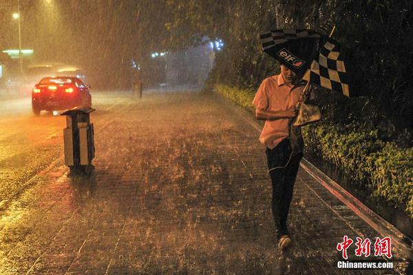 5月4日，暴雨突袭广州，环市路旁边的地下隧道一片汪洋。当日19时至21时，受强雷雨云团影响，广州中心城区出现强雷雨，并伴有7级左右阵风和雷电，全市降水超270毫米。 中新社发 陈骥旻 摄3
