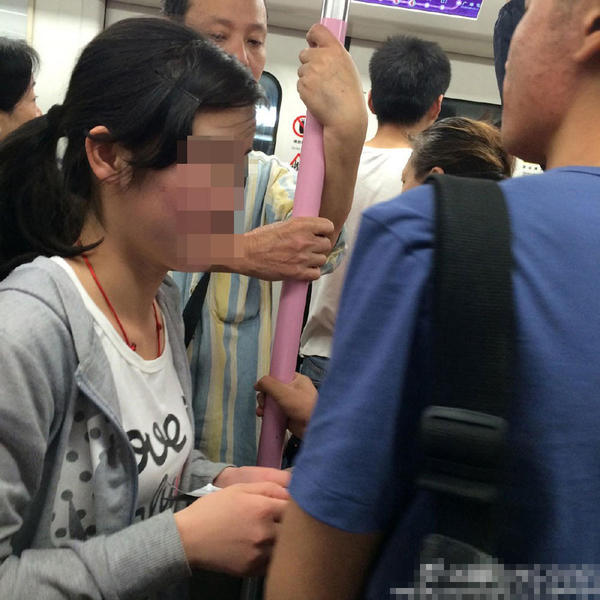 武汉地铁上的乞讨女孩。1