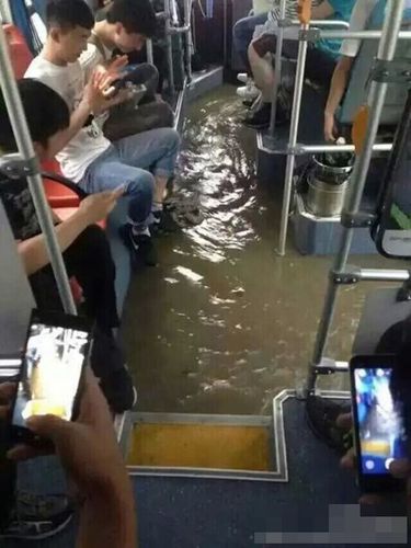 6月2日，江苏多地出现暴雨，省会南京更是达到大暴雨级别，这是南京今年来最大的一场雨，全城被淹，部分地区水深及腰。虽未到梅雨季节，但南京这场雨，已颇具汛期神韵。