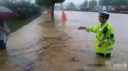 图为暴雨中的南京。