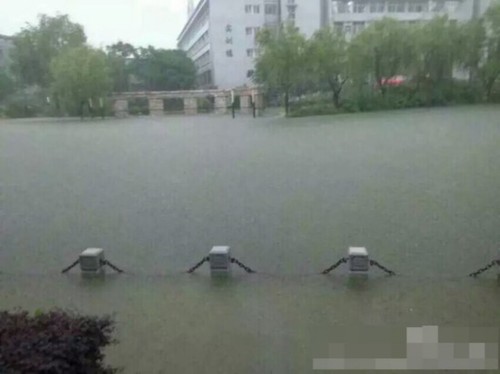 图为暴雨中的南京。5