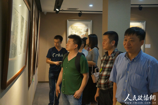 开幕式之后，书画爱好者参观展览2