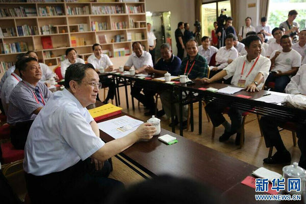 6月13日，中共中央政治局常委、全国政协主席俞正声来到厦门市海沧区青礁村院前社出席两岸“同名村、心连心”交流活动，并与部分前来参加第七届海峡论坛的乡亲座谈。这是俞正声与前来参加海峡论坛的部分两岸同名村乡亲交流座谈。 新华社记者刘卫兵摄