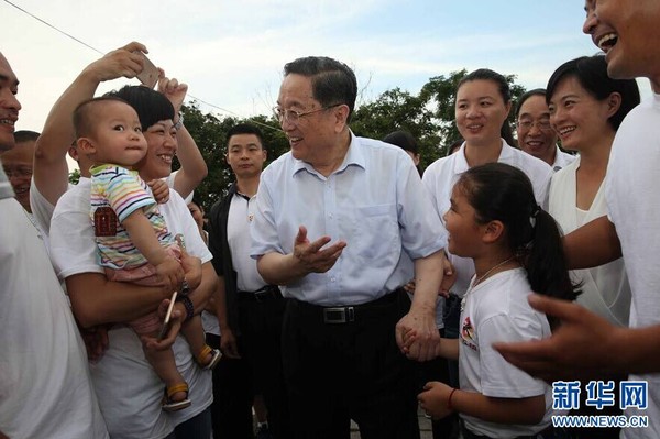 6月13日，中共中央政治局常委、全国政协主席俞正声来到厦门市海沧区青礁村院前社出席两岸“同名村、心连心”交流活动，并与部分前来参加第七届海峡论坛的乡亲座谈。这是俞正声在社区的小路上与两岸同名村的乡亲亲切交谈。 新华社记者刘卫兵摄