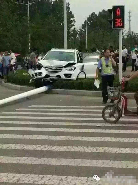 “当时围观的知情人说肇事司机是城关派出所指导员，多名目击证人说司机是酒驾。”目击者说。