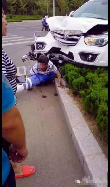 据目击者称，车祸发生在黑龙潭路与马陵山路交汇处。据目击者提供的事故现场照片显示，肇事车辆系一台未挂牌照的SUV，已冲上了十字路口的绿化隔离带。