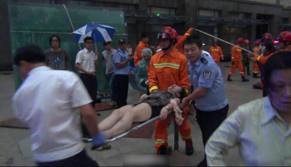 大风吹倒700斤玻璃-一过路女子被压身亡2