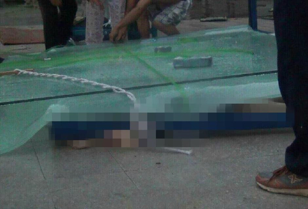 大风吹倒700斤玻璃-一过路女子被压身亡3