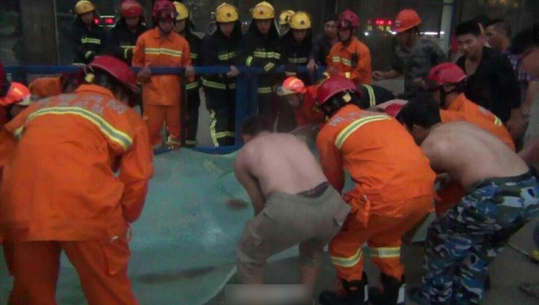 大风吹倒700斤玻璃-一过路女子被压身亡4