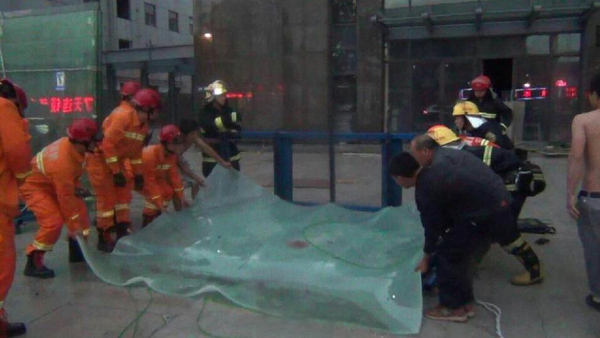大风吹倒700斤玻璃-一过路女子被压身亡5