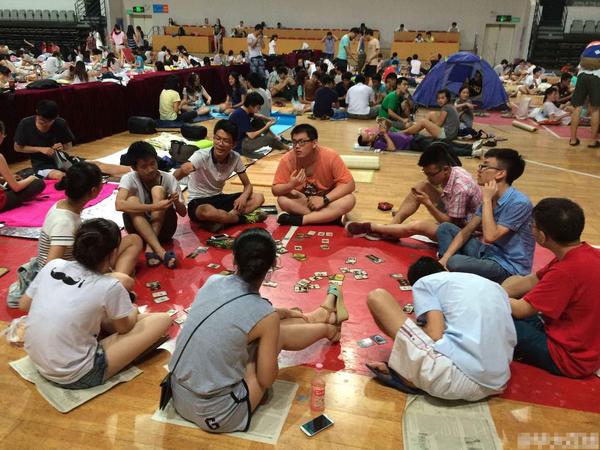 学生在一起打牌纳凉。