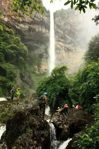7月5日，上海一名驴友在浙江仙居县淡竹乡朱坑里瀑布“瀑降”时，被卷入瀑布中，警民合力营救数小时，但该名驴友还是不幸身亡。图为救援现场。