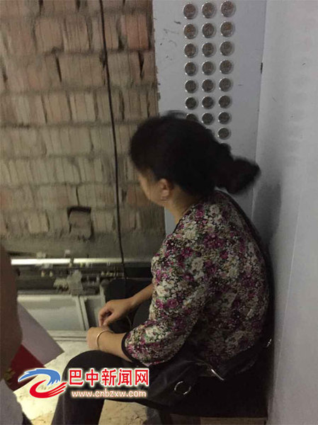 　电梯上升过程中，隔层的砖混墙清晰可见